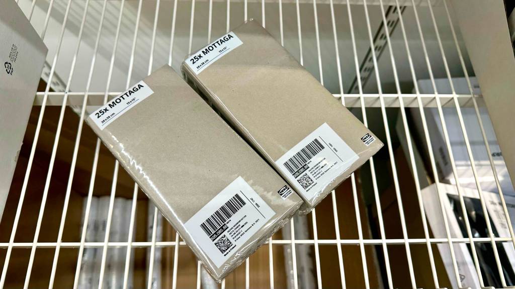 Getestet: Zwei Packungen Papierhandtücher liegen nebeneinander in einer Gitterbox.