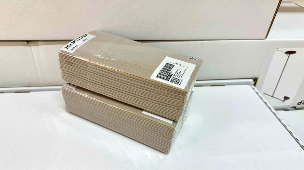 Papierhandtücher im Test: Seitenansicht von zwei aufeinander gestapelten Packungen.