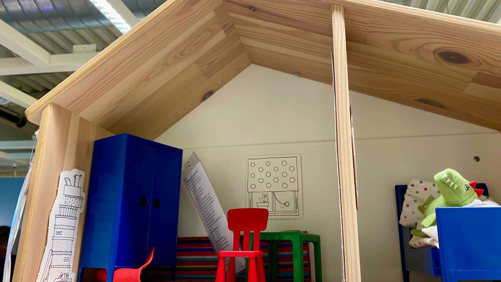 Nahaufnahme des Dachgeschosses eines Puppenhauses im Test.