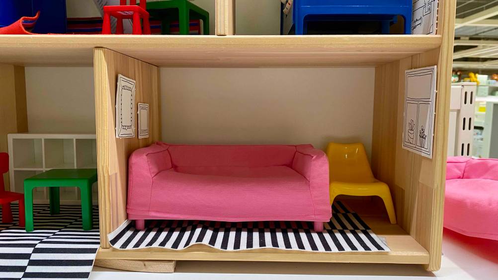 Im Test: Nahaufnahme eines Sofas und eines Stuhls in einem Puppenhaus.