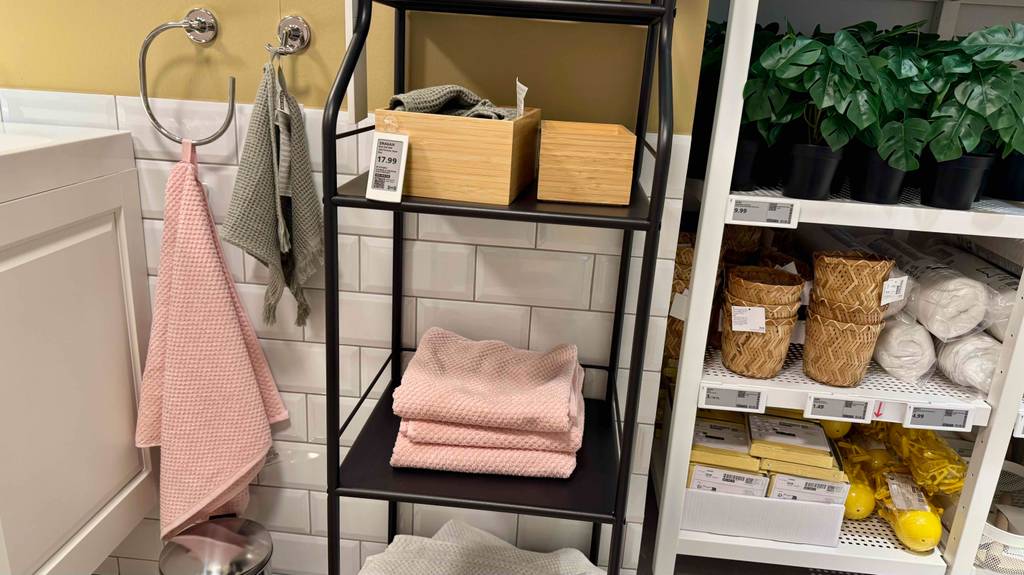 In einem getesteten Ikea-Regal liegen Handtücher und Holzkisten.