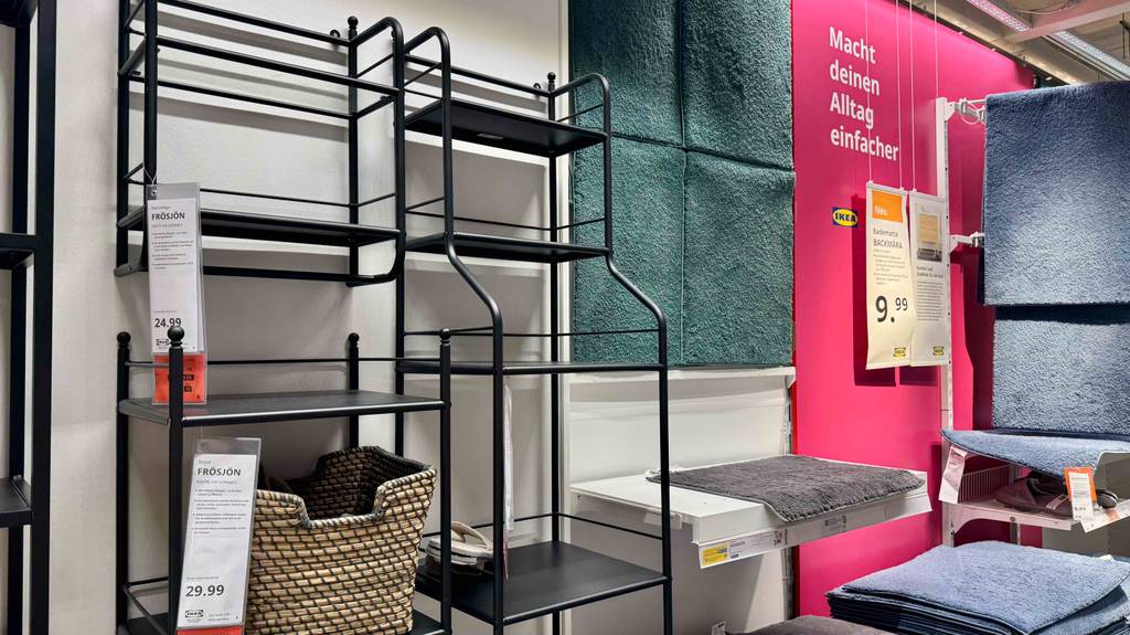 Blick von schräg vorn auf ein schwarzes Ikea-Regal im Test.