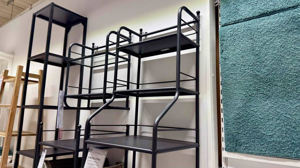 Blick von schräg unten auf die Regalböden eines leeren Ikea-Regals im Test.