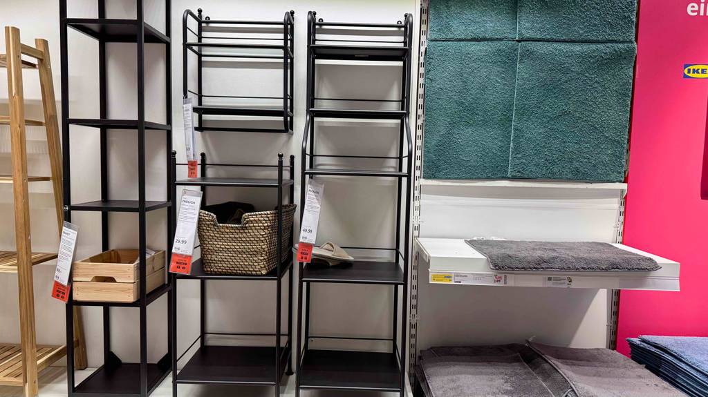 Im Test: Mehrere Ikea-Regale stehen nebeneinander.