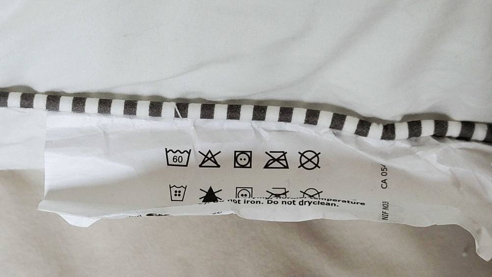 Nahaufnahme des Waschlabels eines getesteten Kopfkissens.
