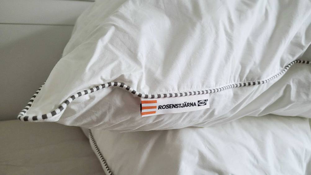 Nahaufnahme des Labels eines getesteten Kopfkissens.