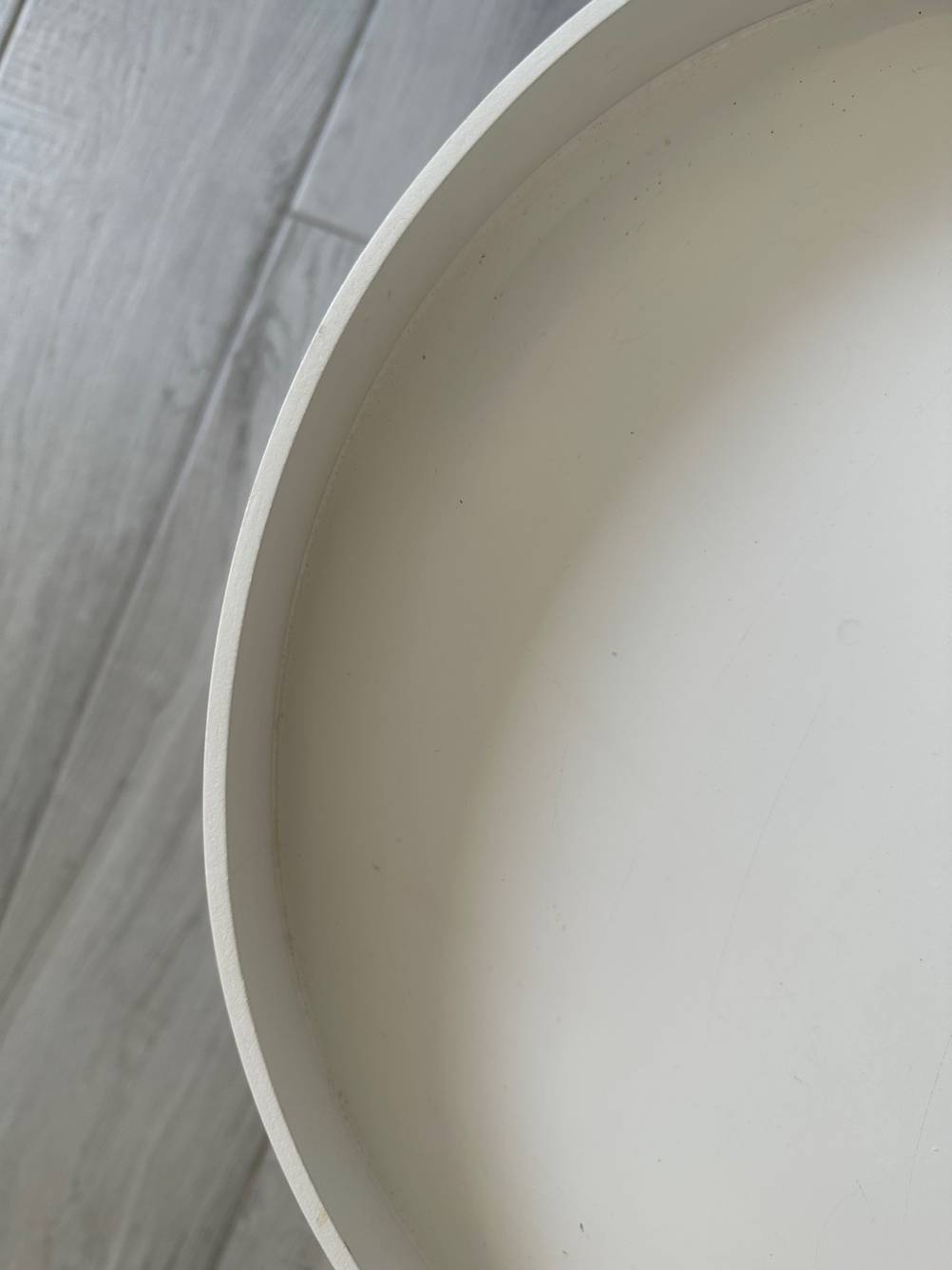 Detailansicht des Materials eines getesteten Beistelltischs.