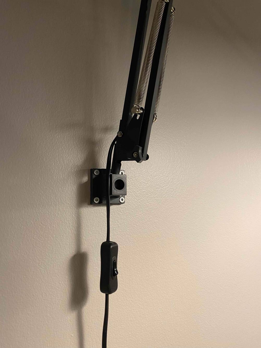 Gelenkarm mit Ein-und-Ausschalteknopf von einer getesteten IKEA-Schreibtischlampe.