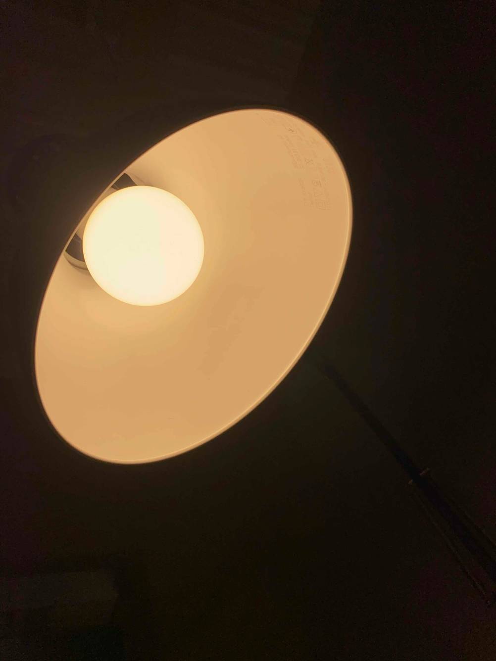 Eine getestete IKEA-Schreibtischlampe ist bei Dunkelheit eingeschaltet. 