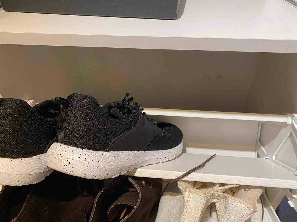 Schuhschrank im Test: Blick von vorn in ein geöffnetes Fach.