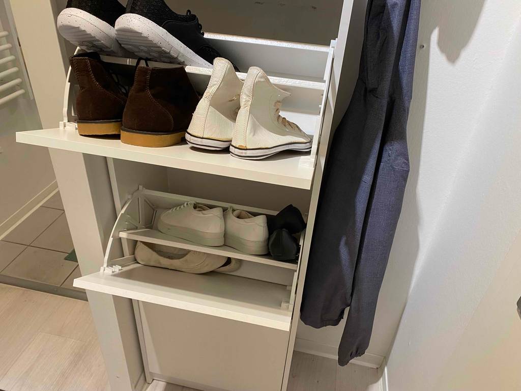 An einem getesteten Schuhschrank sind mehrere Fächer geöffnet, in denen Schuhe aufbewahrt sind.