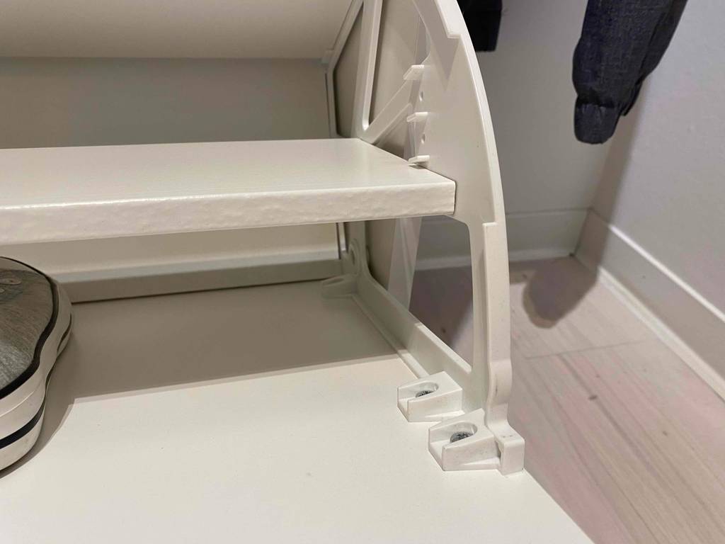Detailansicht der Scharniere eines getesteten Schuhschranks.