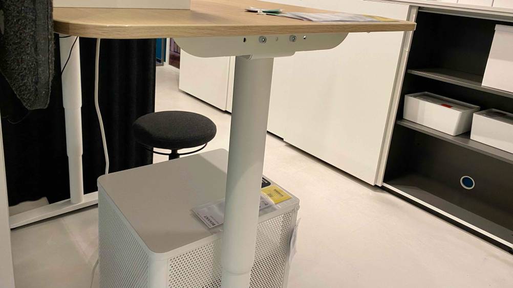 Höhenverstellbares Tischgestell getestet: Tisch hat weiße Tischbeine.