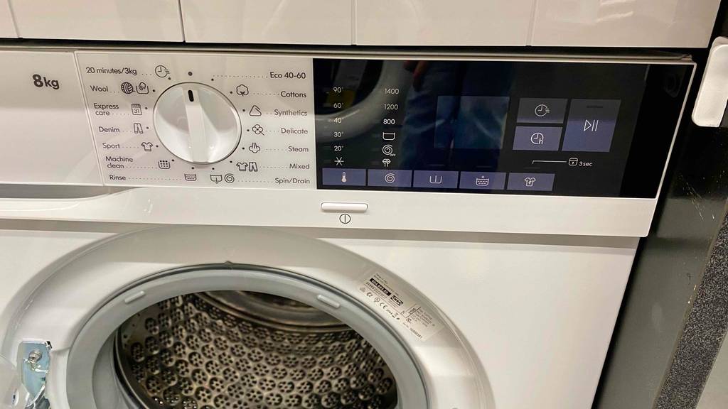 Einbauwaschmaschinen-Test: Nahaufnahme des Kommandopaneels mit Drehschalter und digitaler Anzeige eines 8-kg-Modells.