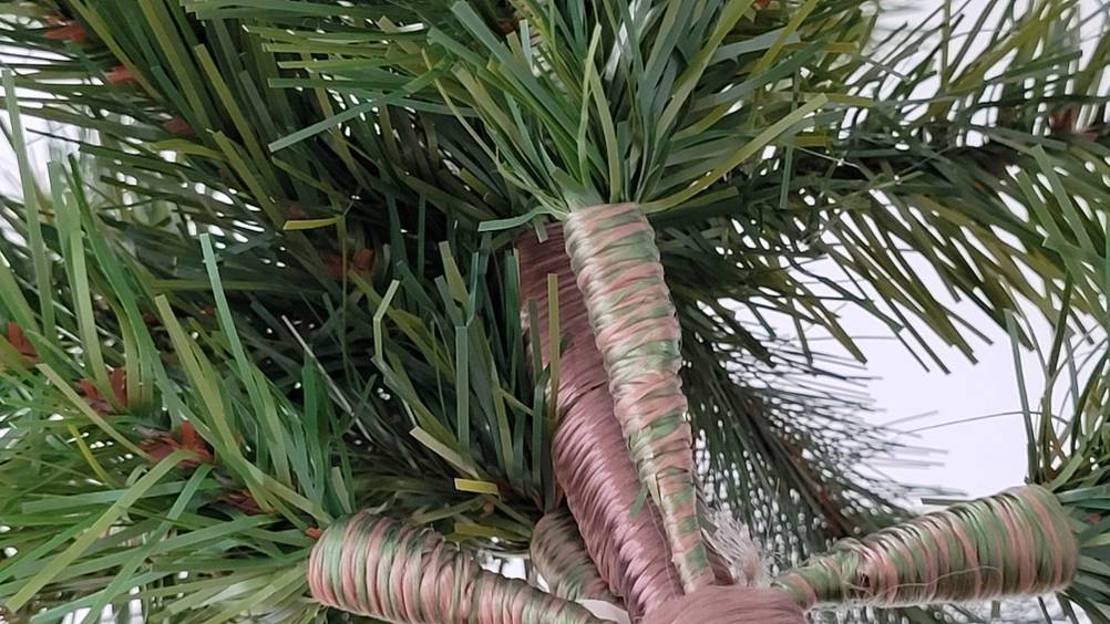 Detailansicht der Tannennadeln eines getesteten künstlichen Weihnachtsbaums.
