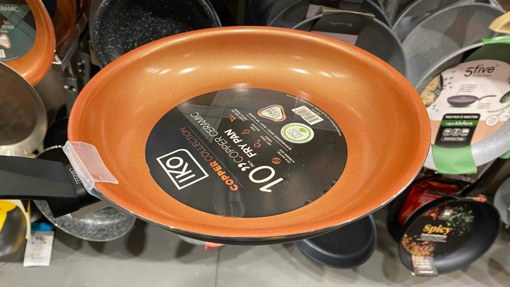 Im Test: Nahaufnahme der Innenbeschichtung mit Label einer Pfanne 26 cm.