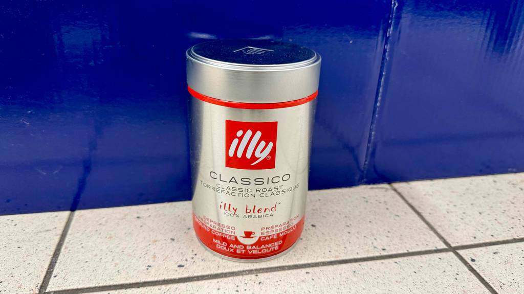 Auf dem silbernen Deckel einer Dose getesteter Illy-Kaffee ist der Markenname eingraviert.