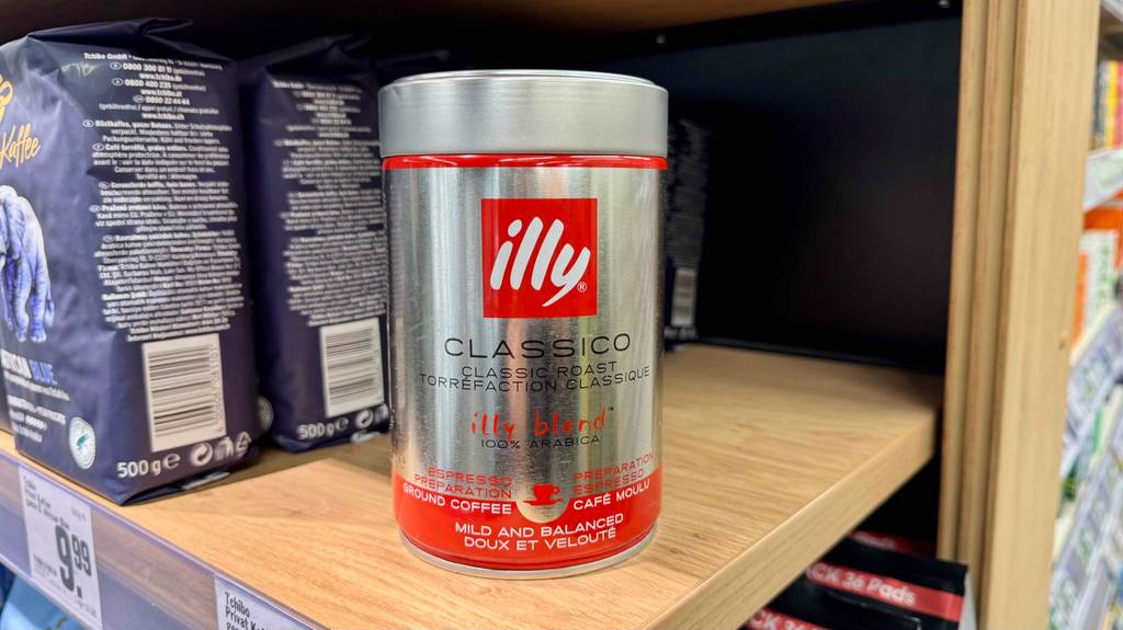 Illy-Kaffee-Test: Eine Dose der Sorte Classico steht am Ecke eines Holzregals.