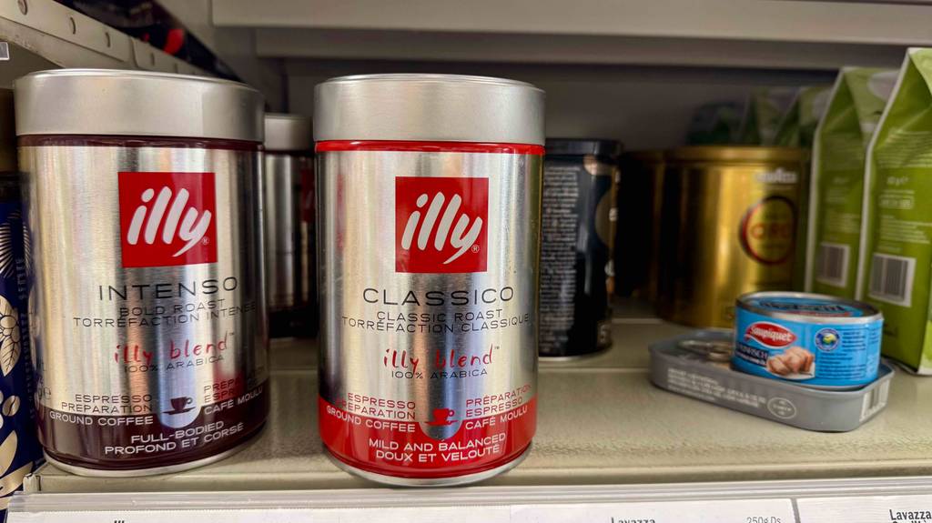 Illy-Kaffee im Test: Mehrere Dosen unterschiedlicher Sorten stehen neben- und hintereinander in einem Regal.