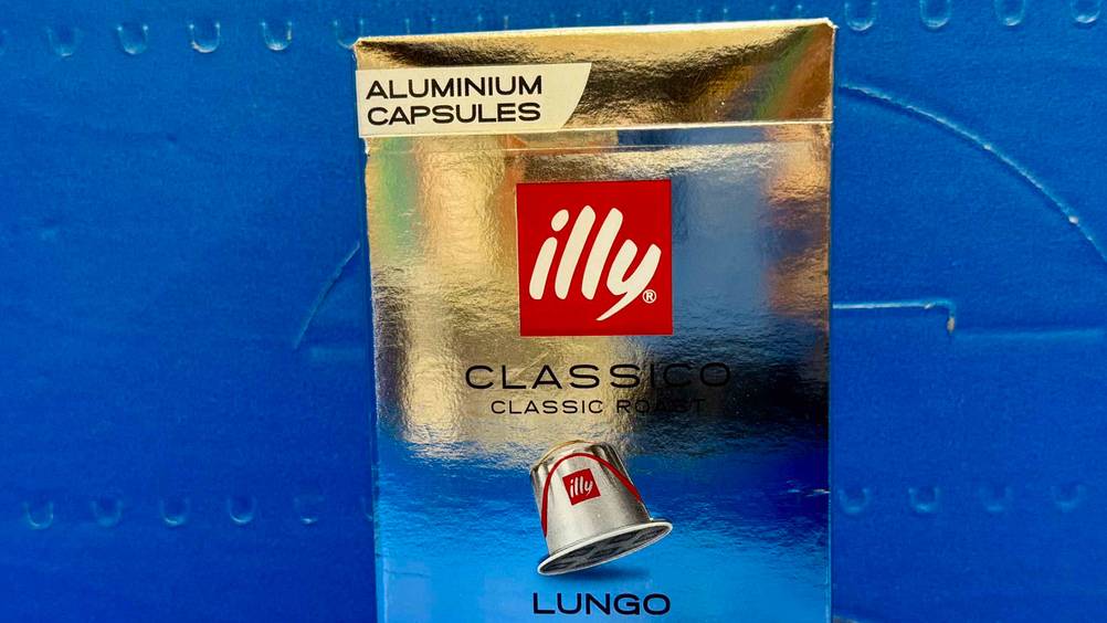 illy-Kapseln getestet: Nahaufnahme der Verpackung mit Logo.