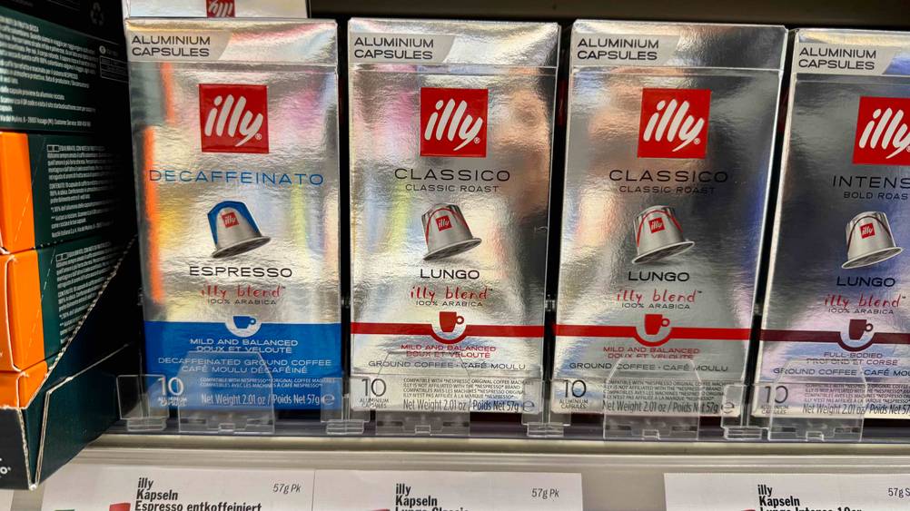 illy-Kapseln getestet: Mehrere Packungen stehen in einem Verkaufsregal.