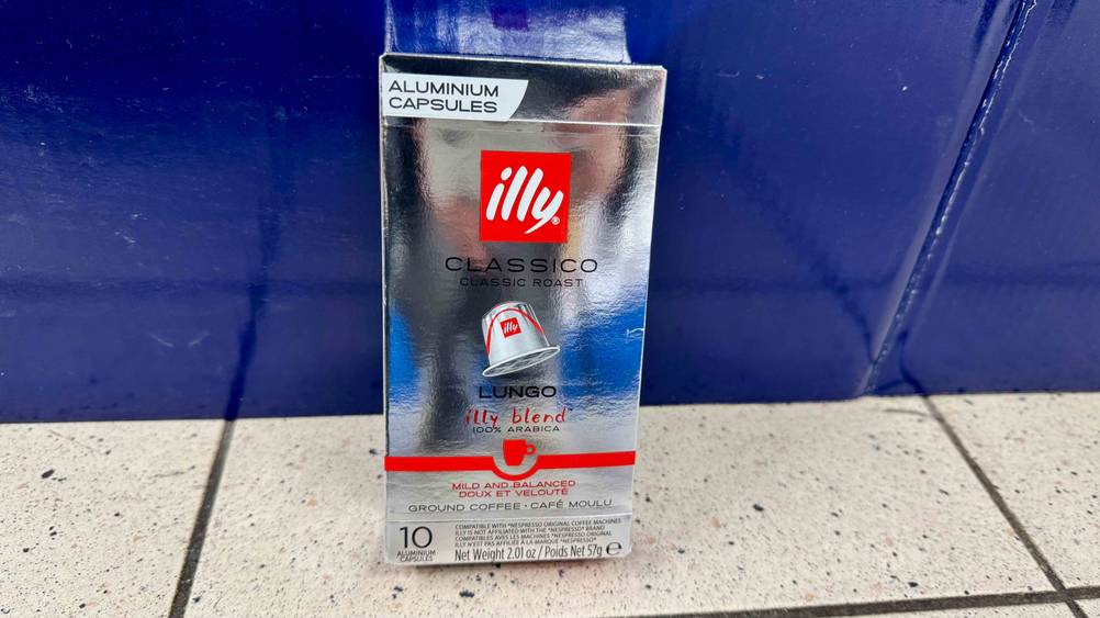 Die getesteten illy-Kapseln vor einer einer blauen Wand auf dem Boden stehend.