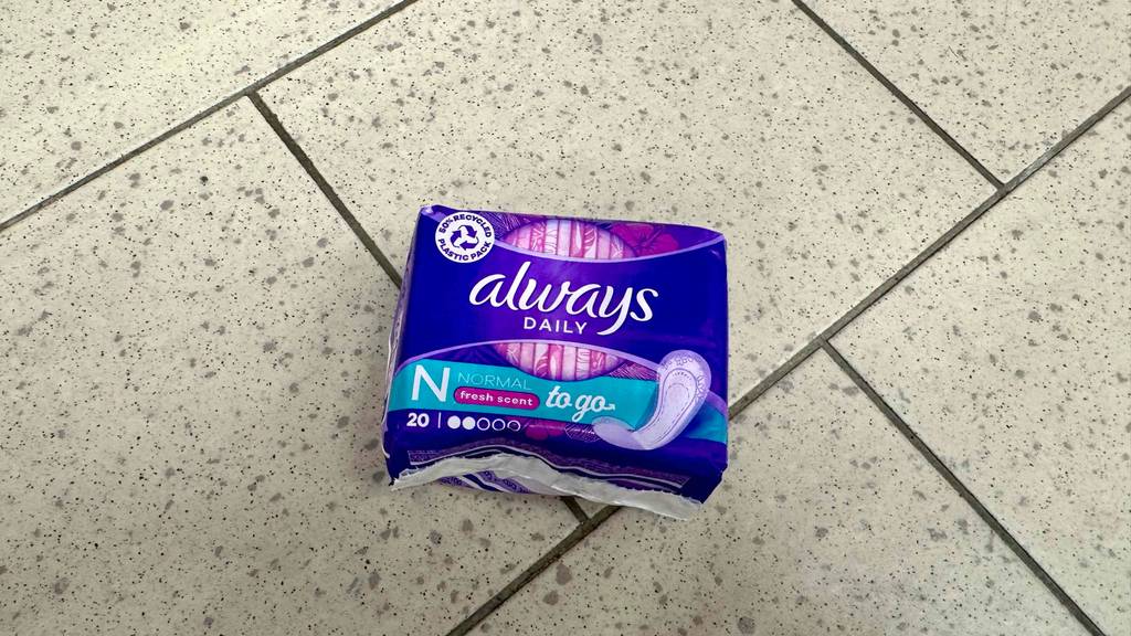 Eine violett Packung mit 20 Always-Slipeinlagen im Test liegt auf dem Boden.