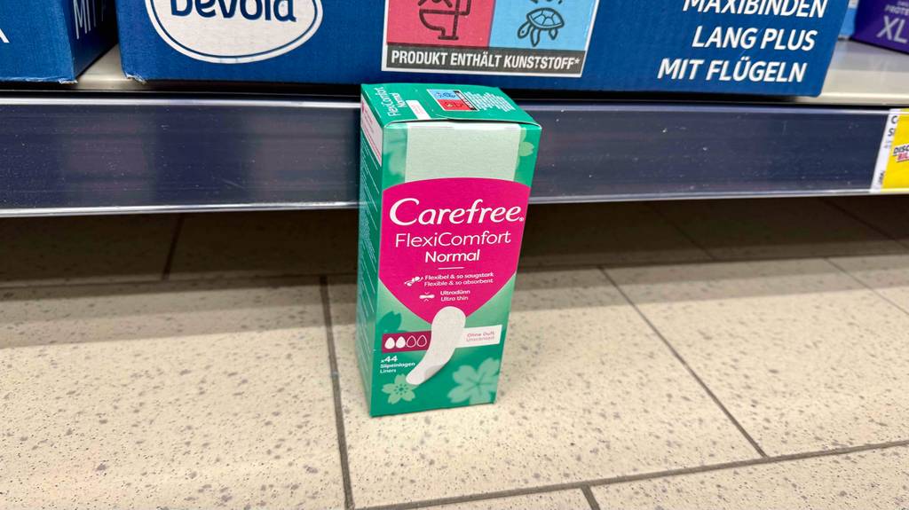 Carefree-Slipeinlagen im Test in der hellgrünen 44-Stück-Verpackung stehen vor einem Verkaufsregal auf dem Boden.