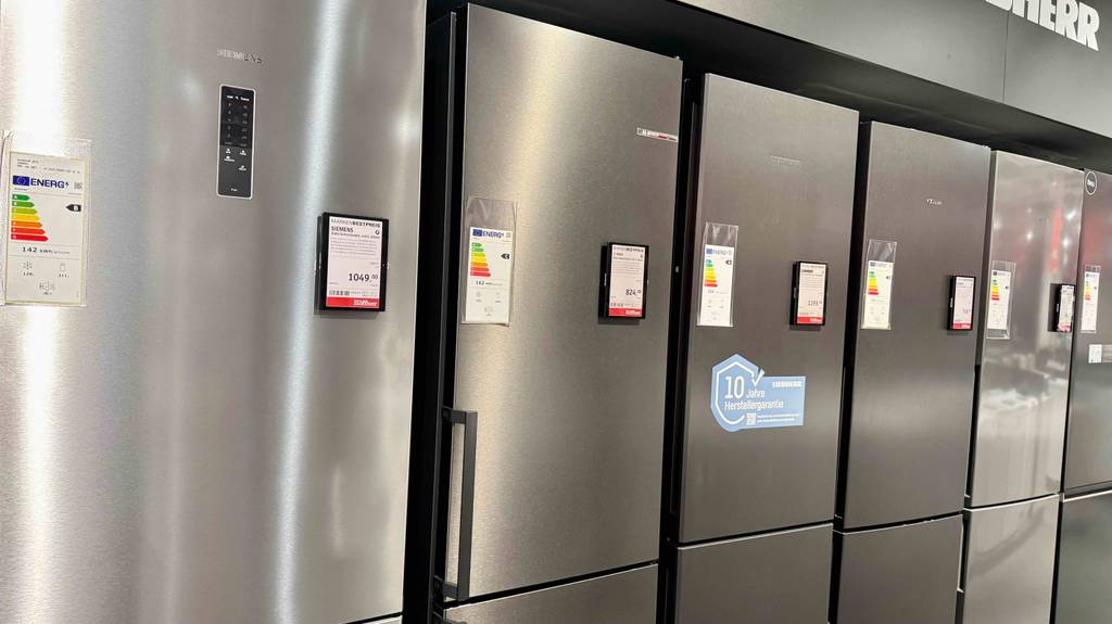 Die silberfarbige Bosch-Kühl-Gefrierkombination im Test befindet sich zwischen weiteren Kühl-Gefrierkombinationen in einem Elektrofachmarkt.