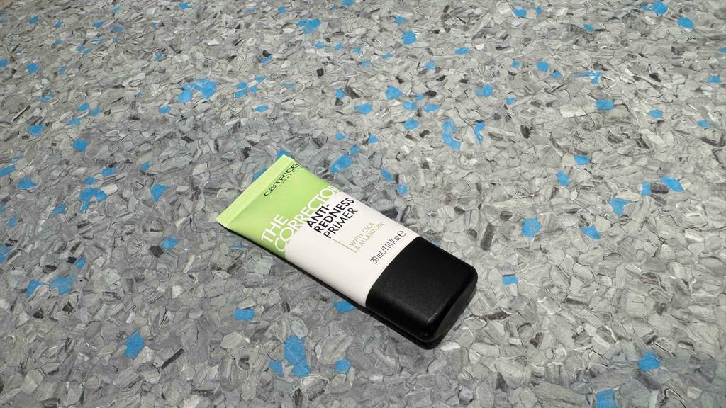 Catrice-Primer im Test: Eine Tube liegt auf einer Linoleumfläche.