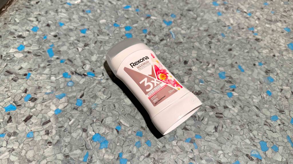 Ein Stick mit getestetem Rexona-Deodorant liegt auf einem Linoleumboden.