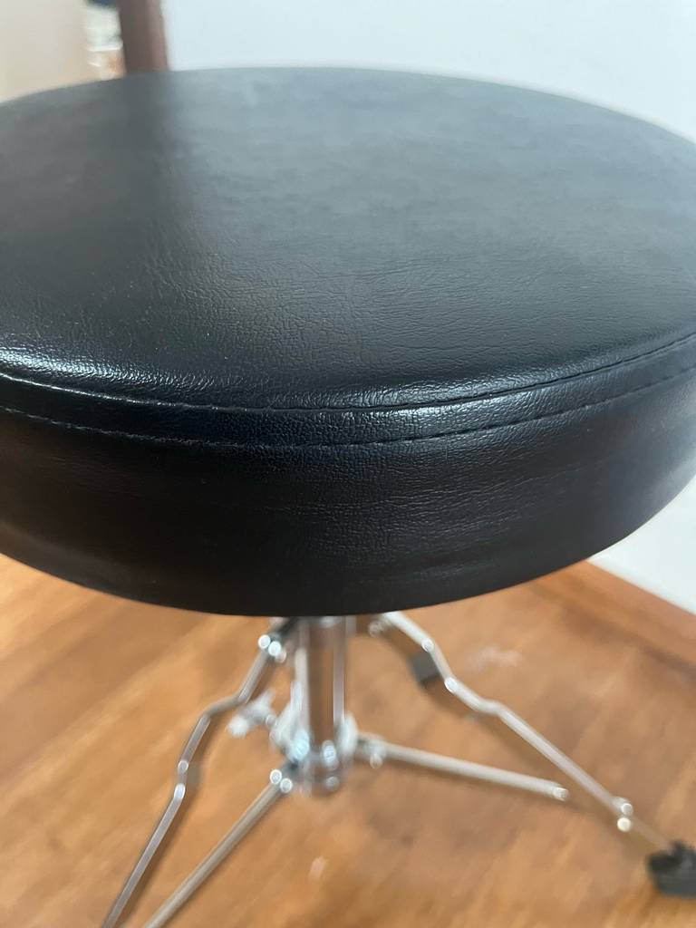 Schlagzeughocker im Test: Nahaufnahme des schwarzen Lederbezugs.