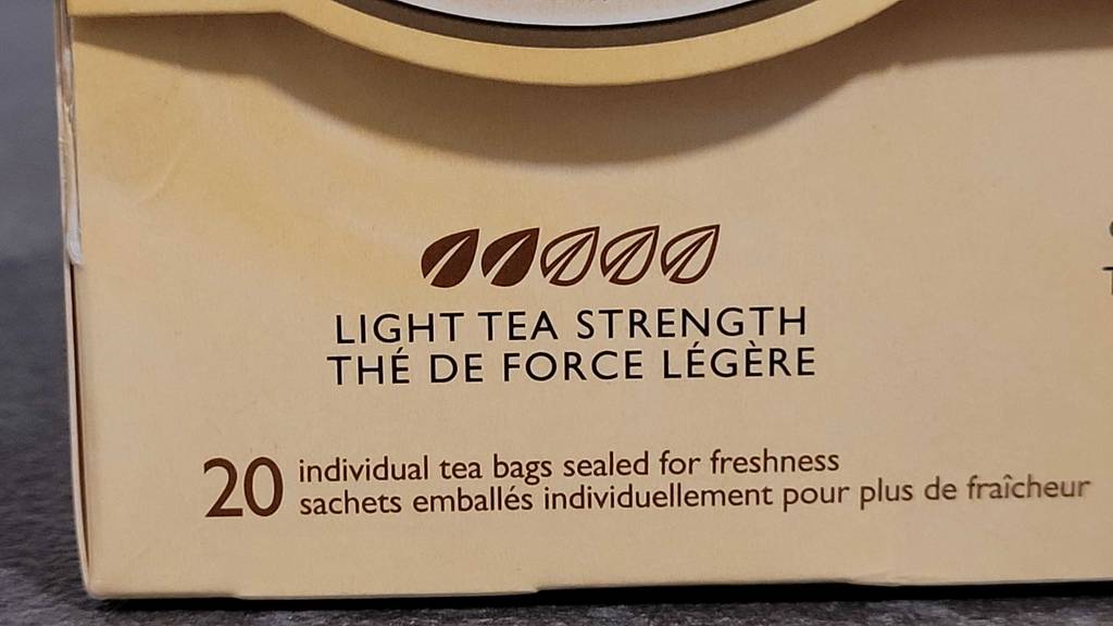 Twinings-Tea-Test: Nahaufnahme der Beschriftung auf einer gelben Packung mit 20 Teebeuteln.