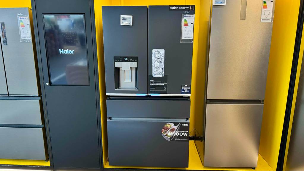 Der Haier Side-by-Side-Kühlschrank im Test steht zwischen weiteren Kühlkombinationen im Ausstellungsbereich.