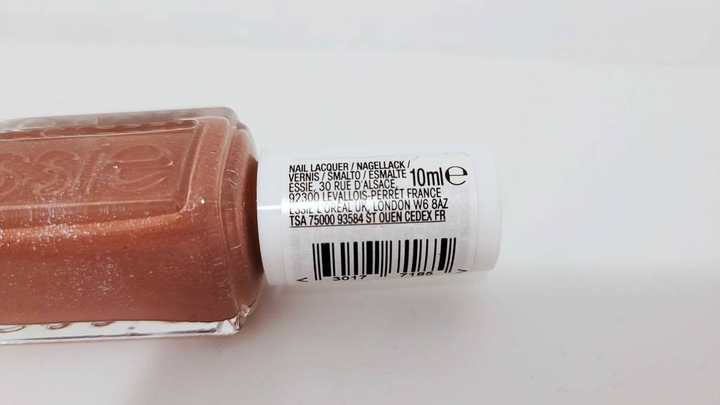 Detailansicht vom Schraubverschluss inklusive Produktinformationen eines getesteten Essie-Nagelacks.