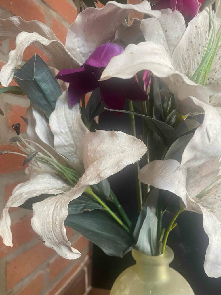 Nahaufnahme eines getesteten Kunstblumenstrausses in der Vase.