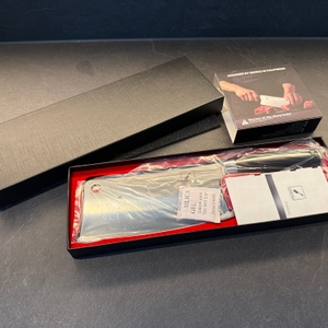 Der Karton vom imarku-Küchenmesser liegt geöffnet auf einer Arbeitsplatte