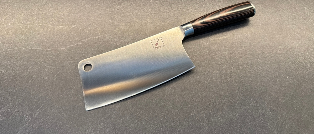 Das imarku-Küchenmesser liegt auf einer Arbeitsplatte