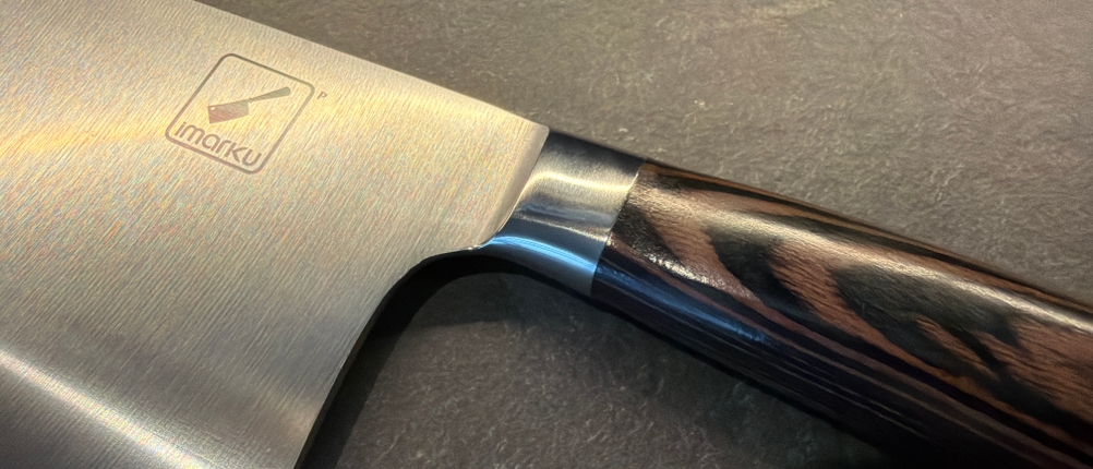 Der Übergang zum Griff am imarku-Küchenmesser in Nahaufnahme