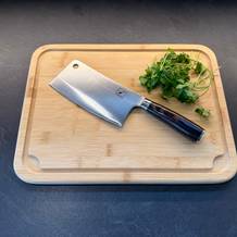 Das imarku-Küchenmesser liegt neben Petersilie auf einem Holzbrett