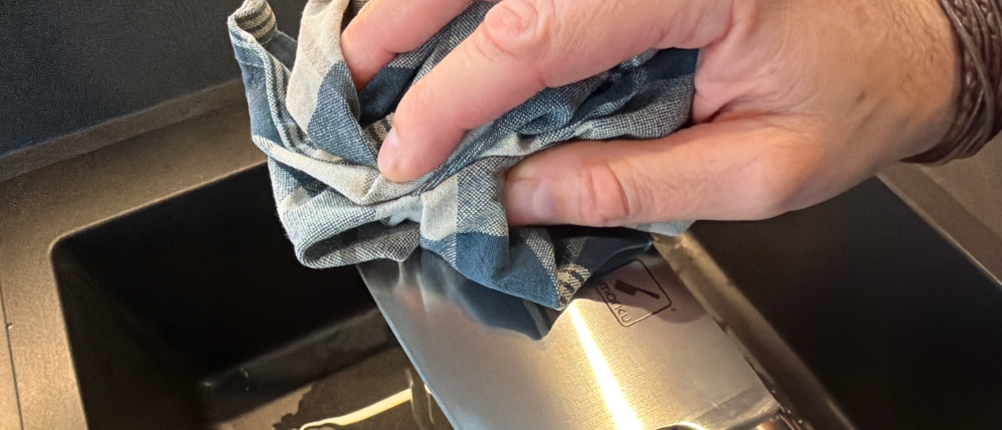 Das imarku-Küchenmesser wird abgetrocknet