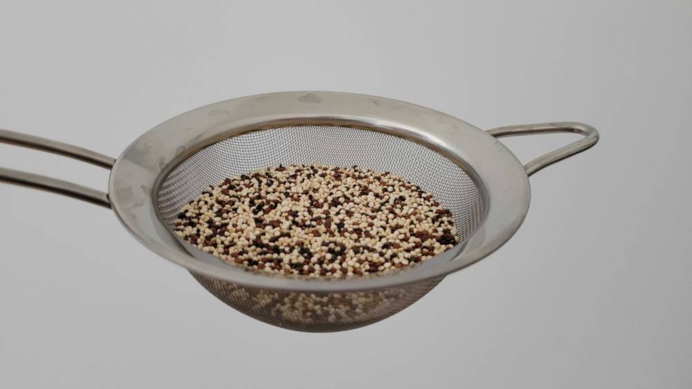 quinoa im sieb