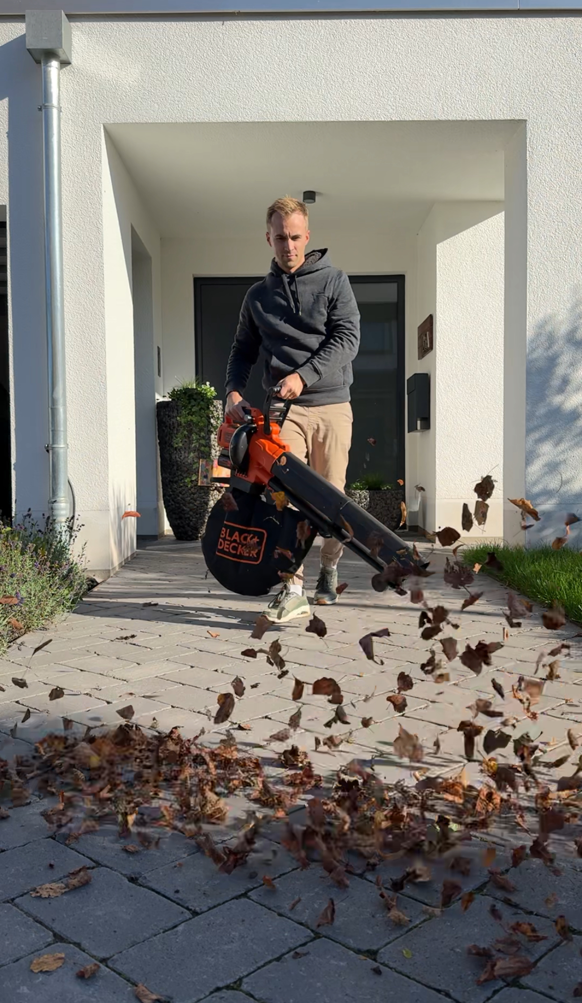 Handwerk-Experte Philip Merten mit einem Laubbläser.