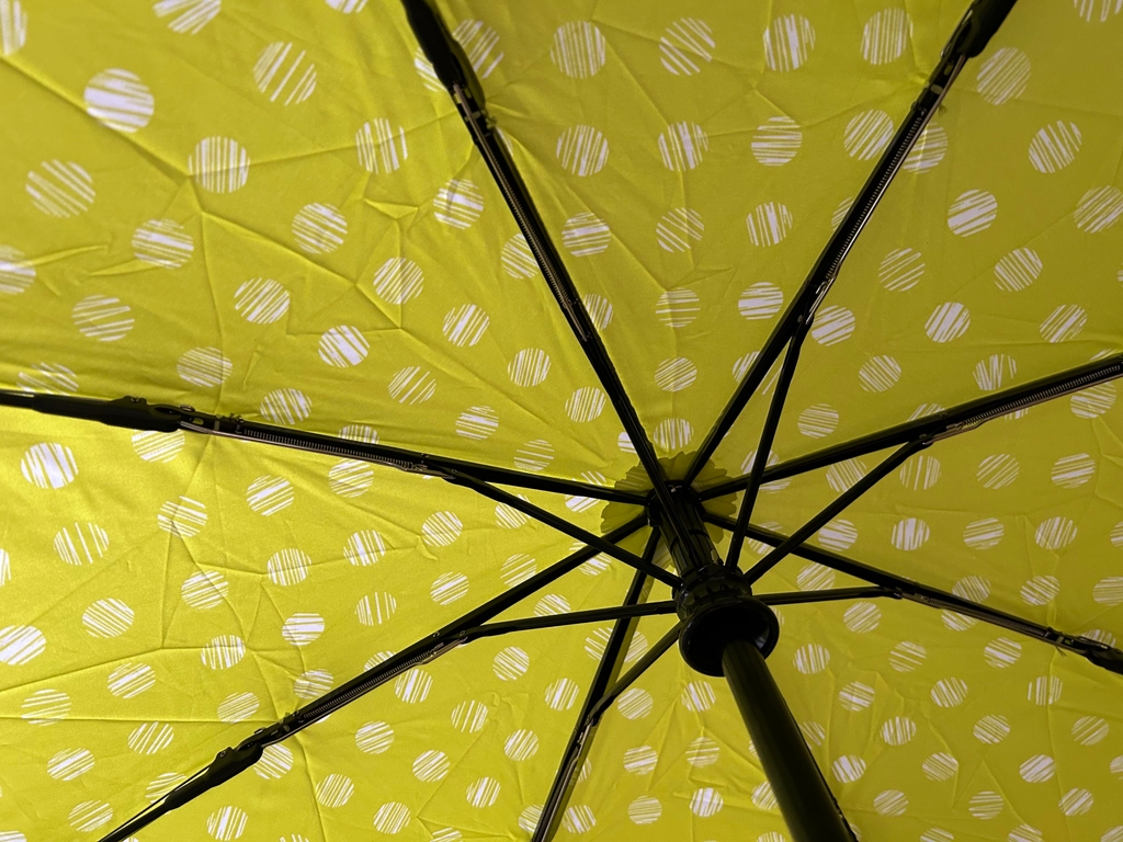 Regenschirm im Test - gelber Regenschirm aufgespannt