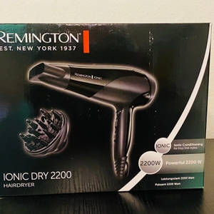 Hier sieht man die Originalverpackung des Remington Ionic D3198 Haartrockners.
