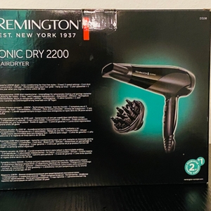 Hier ist die Rückseite der Originalverpackung des Remington Ionic D3198 Haartrockners zu sehen.