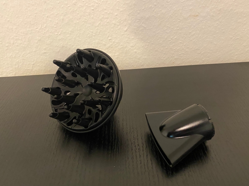 Hier sehen Sie den Diffusor und die Stylingdüse des Remington Ionic Föhns in Großaufnahme.
