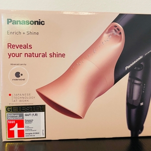 Hier ist die Front der Originalverpackung des Panasonic EH-NA63 Haartrockners zu sehen.