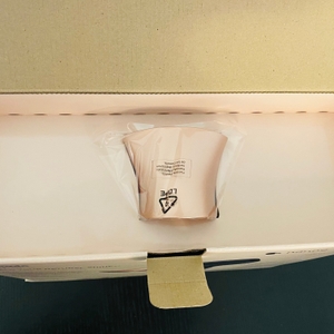 Hier ist die geöffnete Verpackung des Haartrockners und die separat eingepackte Stylingdüse zu sehen.