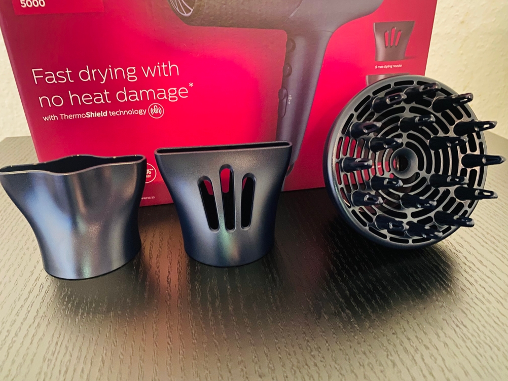 Hier sieht man die Aufsätze in Großaufnahme. Im Hintergrund befindet sich die Originalverpackung der Philips 5000 Series.